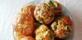 Ταψί με έτοιμα για ψήσιμο τυροπιτάκια και σπανακοτυροπιτάκια αλειμμένα με κρόκο αυγού.