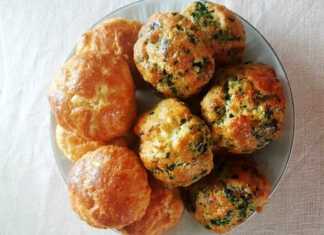 Ταψί με έτοιμα για ψήσιμο τυροπιτάκια και σπανακοτυροπιτάκια αλειμμένα με κρόκο αυγού.