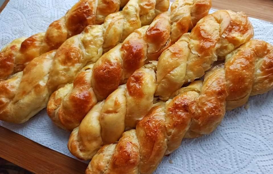 tiropitesPleksouda Τυρόπιτες Πλεξούδες με ζύμη γάλακτος