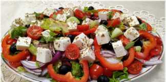 Είναι η Χωριάτικη Σαλάτα με ντοματίνια και μαρούλι Χωριάτικη Σαλάτα