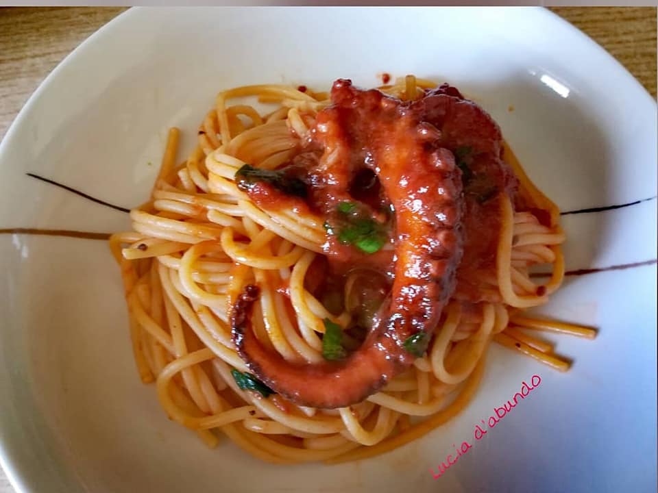 xtapodiMakaronia Κοκκινιστό Χταπόδι με ζυμαρικά