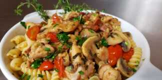 Κοτόπουλο με μπέικον μανιτάρια και ντομάτα