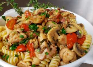 Κοτόπουλο με μπέικον μανιτάρια και ντομάτα