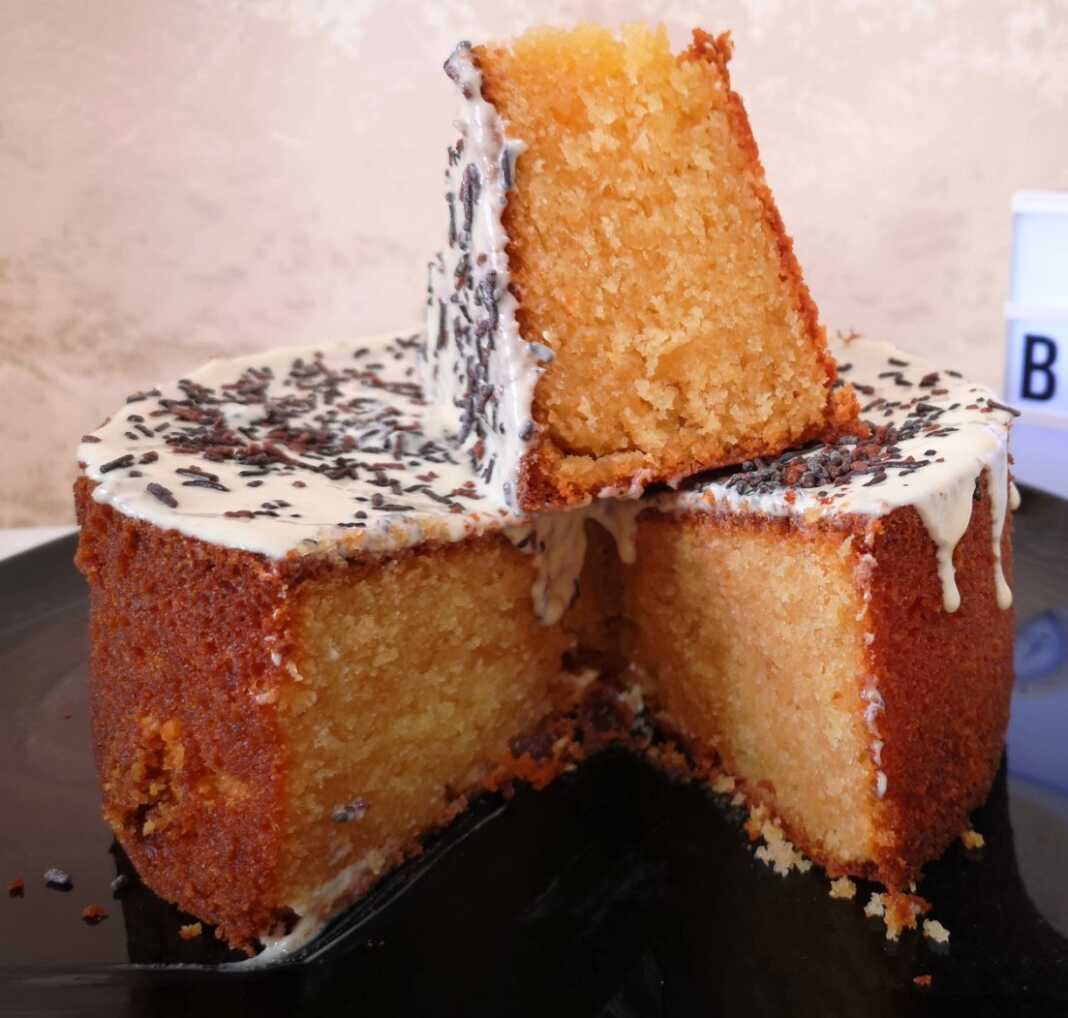 KeikLefkiSokolata1 Κέικ με λευκή Σοκολάτα