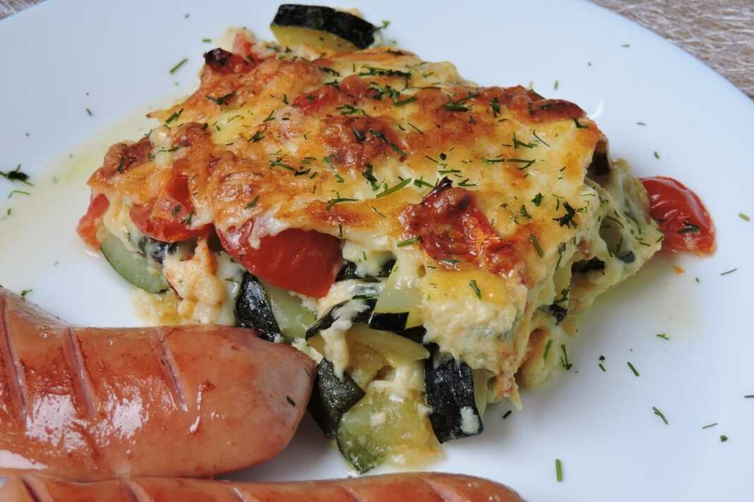 KolokithakiaTiri Χρυσόχρωμο ογκρατέν με κολοκυθάκια, ντομάτα και λιωμένο τυρί, μόλις βγαλμένο από τον φούρνο, σε πυρίμαχο σκεύος.