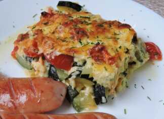 Χρυσόχρωμο ογκρατέν με κολοκυθάκια, ντομάτα και λιωμένο τυρί, μόλις βγαλμένο από τον φούρνο, σε πυρίμαχο σκεύος.