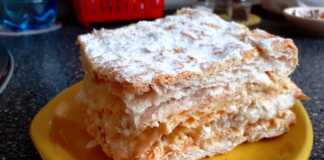 Γλυκό με βελούδινη κρέμα και φύλλα σφολιάτας