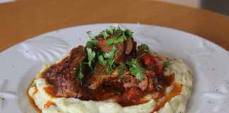 Μοσχαράκι κοκκινιστό με πουρέ πατάτας Μοσχαράκι κοκκινιστό με πουρέ πατάτας