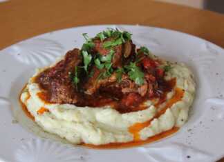 Μοσχαράκι κοκκινιστό με πουρέ πατάτας