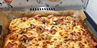 Μια λαχταριστή πίτσα με βάση πατάτας με λιωμένο τυρί.