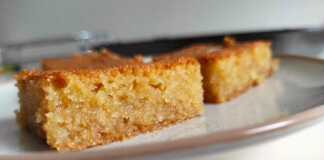 Ρεβανί με Καρύδα, κομμένο σε ρόμβους και πασπαλισμένο με τριμμένη καρύδα.