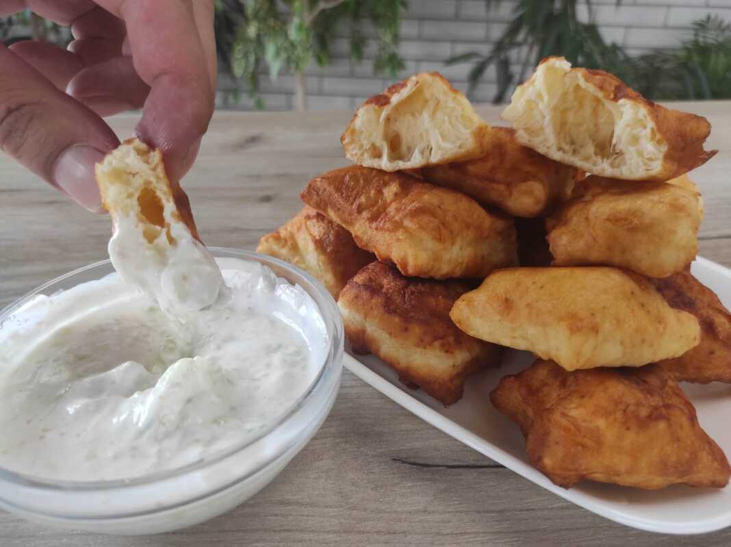 TiganitaZymarakia Τηγανητά ζυμαράκια που θα τα λατρέψετε...με σάλτσα τζατζίκι