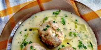 κεφτεδάκια με λευκή σάλτσα γιαουρτιού