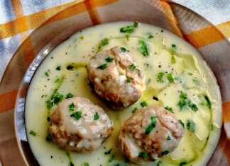 κεφτεδάκια με λευκή σάλτσα γιαουρτιού