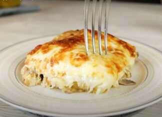 Ζουμερό ογκρατέν με στρώσεις κοτόπουλου μανιταριών και τριμμένης πατάτας καλυμμένο με λιωμένη μοτσαρέλα σε πυρίμαχο σκεύος