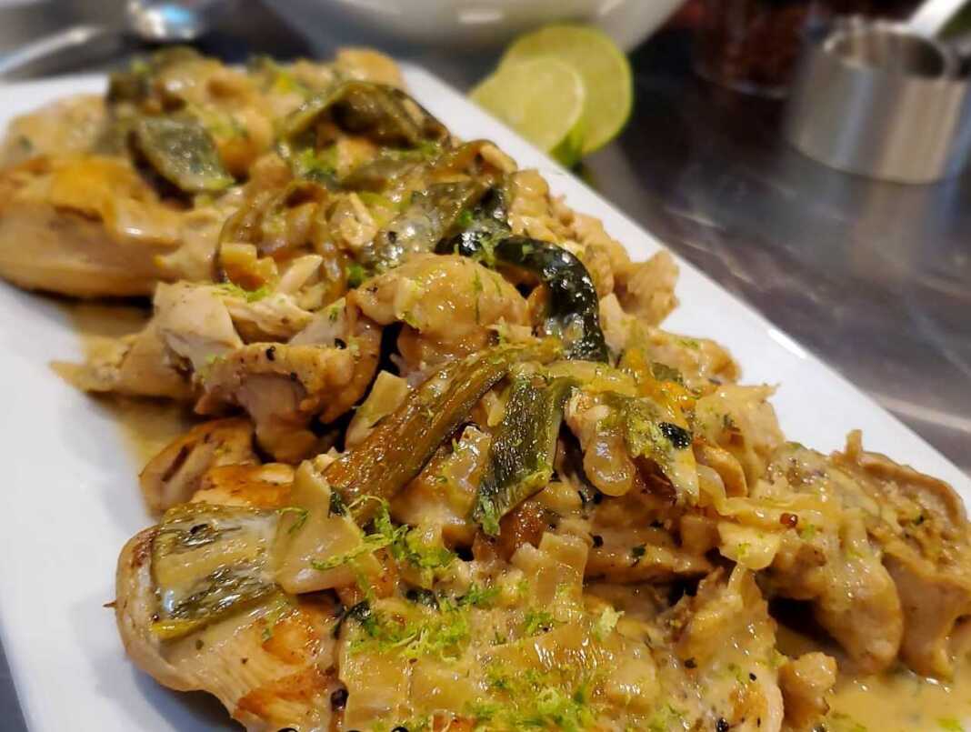 kotopouloPoblano Kοτόπουλο με πιπεριές και κρέμα γάλακτος