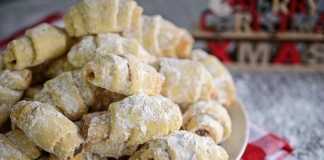 Φρέσκα κρουασάν με λουκούμι ή σοκολάτα σε ζύμη βουτύρου