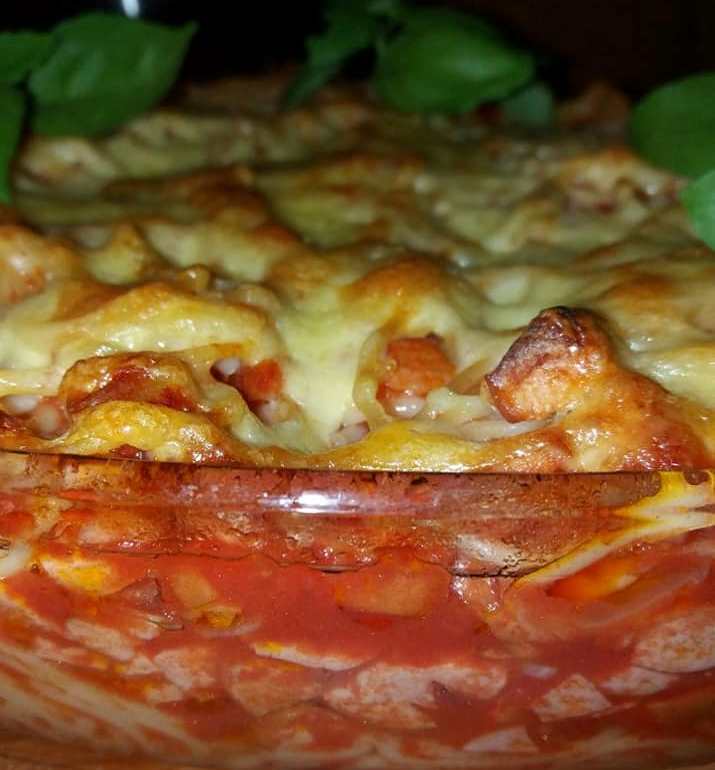 makaroniaFournou3 Ένα πυρέξ γεμάτο χρυσαφένια μακαρόνια φούρνου με λιωμένο κίτρινο τυρί στην επιφάνεια.