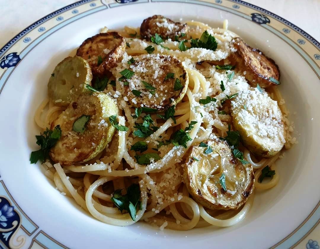 makaroniaKolokithakia Σπαγγέτι με τηγανητά κολοκυθάκια