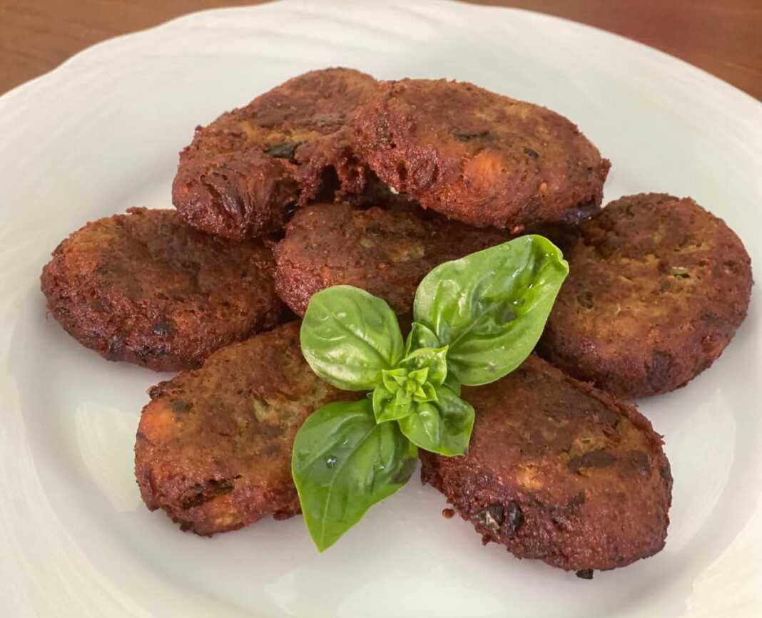 melintzanokeftedes Μελιτζανοκεφτέδες με λιαστή ντομάτα