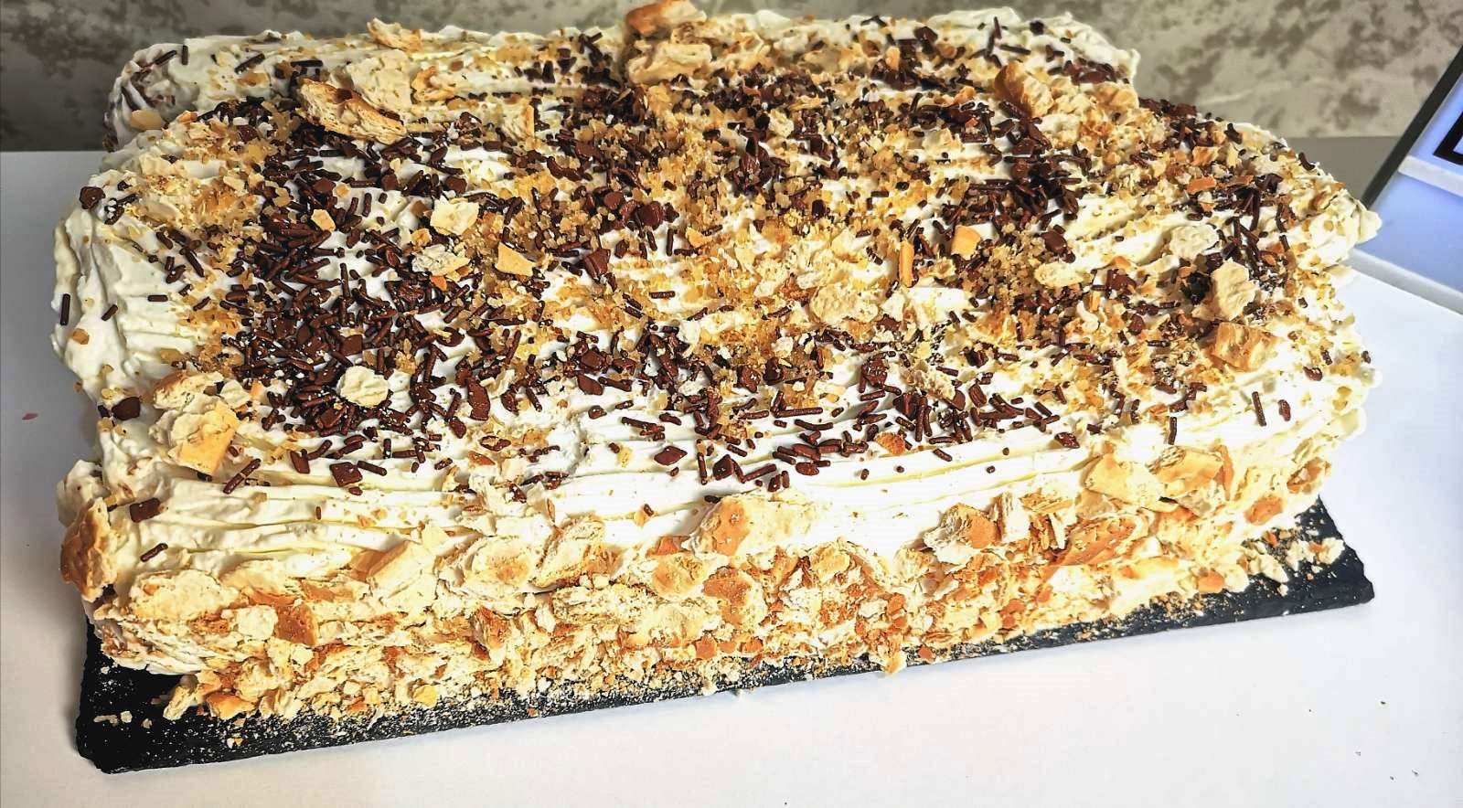 milfeig Ένα κομμάτι μιλφέιγ με στρώσεις χρυσής σφολιάτας, λευκής κρέμας βανίλιας και κεράσια, πασπαλισμένο με άχνη ζάχαρη και διακοσμημένο με τριμμένη σφολιάτα.