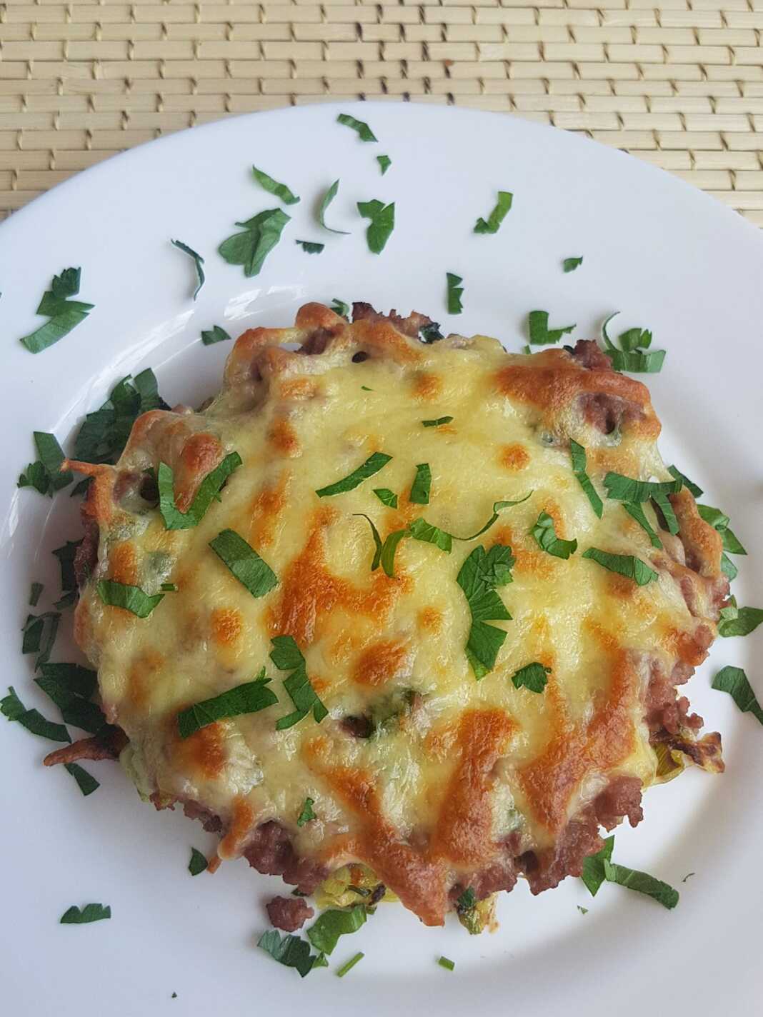 Μίνι πίτσες με κολοκυθάκια με κιμά και κίτρινο τυρί!