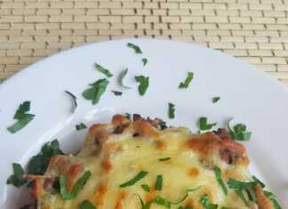 Μίνι πίτσες με κολοκυθάκια με κιμά και κίτρινο τυρί!