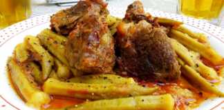 Μπάμιες με Μοσχαράκι…όπως το κάνουν οι πραγματικές μαγείρισσες Πιάτο με λαχταριστές μπάμιες με μοσχαράκι, σε κόκκινη σάλτσα, γαρνιρισμένο με φρέσκο μαϊντανό, έτοιμο για σερβίρισμα.