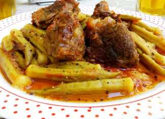 Πιάτο με λαχταριστές μπάμιες με μοσχαράκι, σε κόκκινη σάλτσα, γαρνιρισμένο με φρέσκο μαϊντανό, έτοιμο για σερβίρισμα.