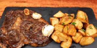 Μπριζόλες στο τηγάνι με πατάτες φούρνου