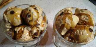 Κύπελλο με κρεμώδες παγωτό καραμέλα και σταγόνες σοκολάτας.