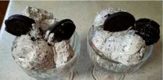 Μπολ με λαχταριστό σπιτικό Παγωτό Cookies, με κομμάτια μπισκότου και λεία υφή.