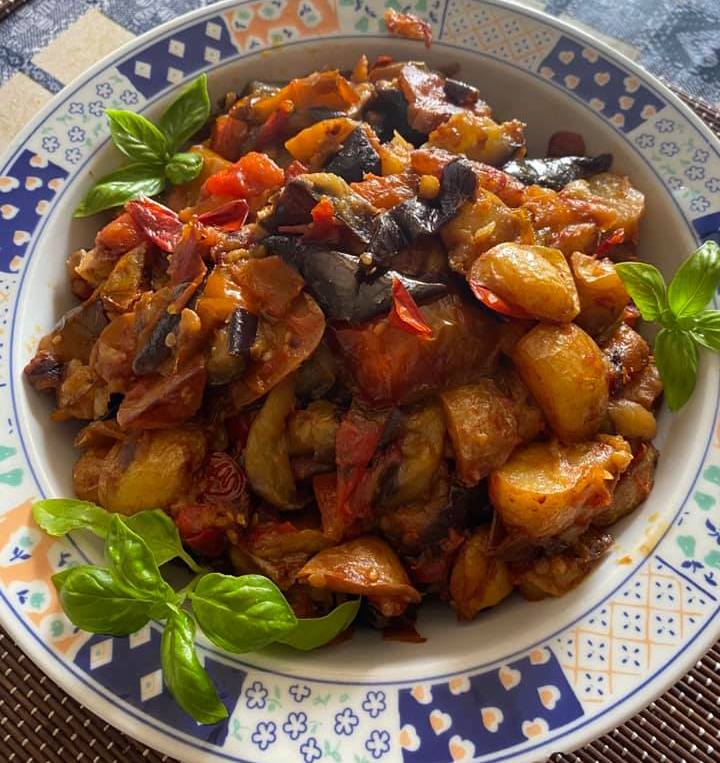 patatatesLaxanika Πατάτες με πιπεριές και Μελτζάνα στο Τηγάνι