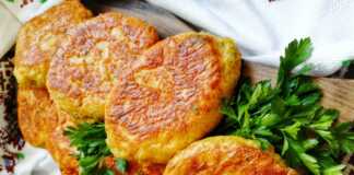 Τραγανά κεφτεδάκια πατάτας σε πιατέλα, με χρυσαφένια κρούστα, έτοιμα για σερβίρισμα