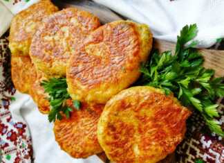 Τραγανά κεφτεδάκια πατάτας σε πιατέλα, με χρυσαφένια κρούστα, έτοιμα για σερβίρισμα