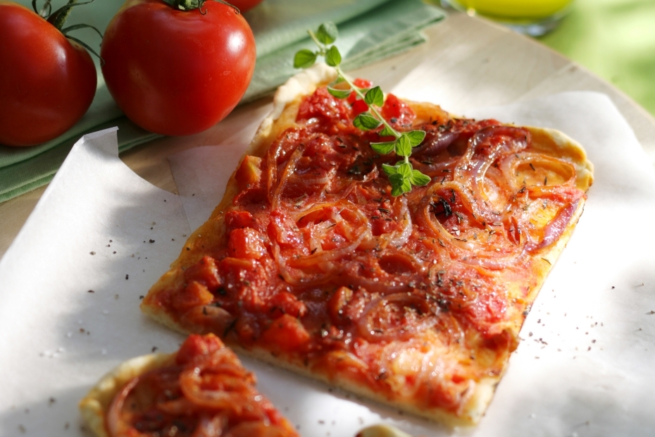 peperNtomato Ζύμη με ντομάτα Πιπεριές και Κρεμμύδι