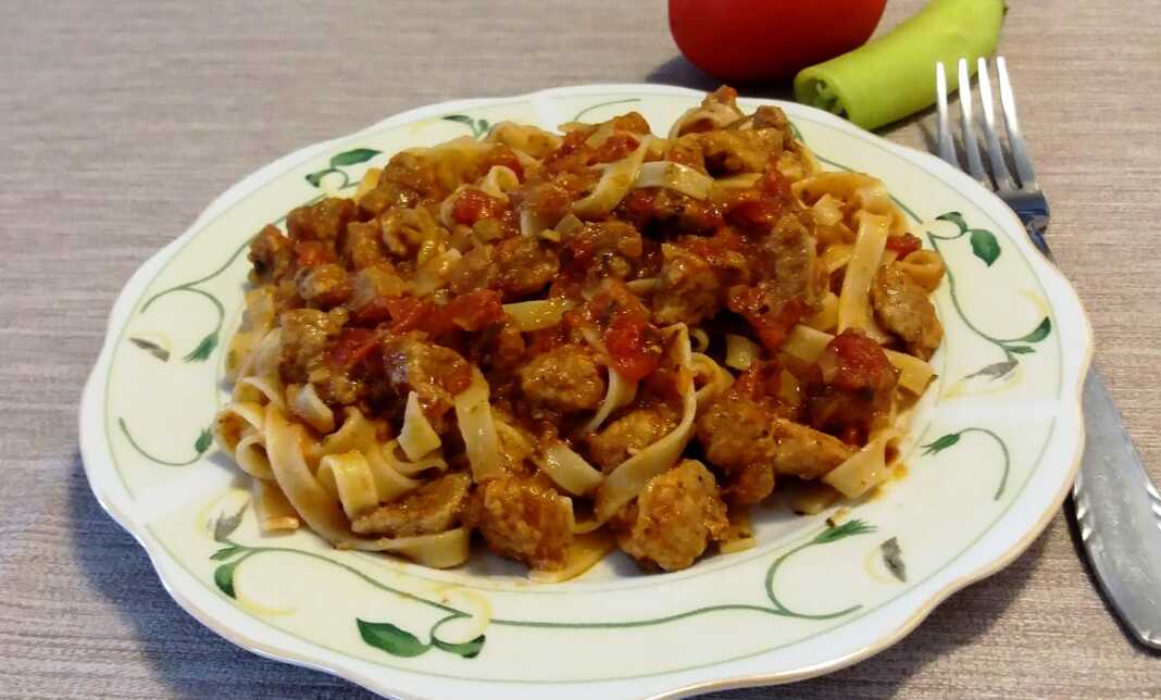 taliatelesMosxari Tαλιατέλες με κρέας σε σάλτσα ντομάτας