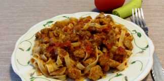 Tαλιατέλες με κρέας σε σάλτσα ντομάτας