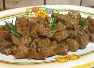 Μοσχαρίσια τηγανιά, κομμάτια κρέατος σε κατσαρόλα με πλούσια, ανοιχτόχρωμη σάλτσα, πασπαλισμένη με φρέσκα βότανα.