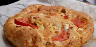 Τυρόψωμο με ντομάτα και ρίγανη