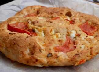 Ζεστά και αφράτα πεινιρλί με λιωμένα τυριά σάλτσα ντομάτας και μυρωδάτη ρίγανη πάνω σε αντικολλητικό χαρτί ψησίματος