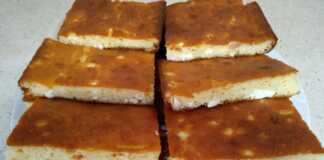 Η αφράτη Τυρόπιτα Χωρίς Φύλλο με Γιαούρτι κομμένη σε κομμάτια.