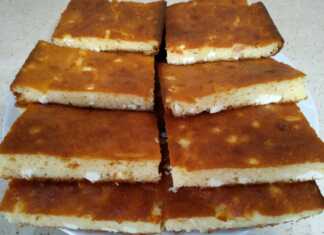 Η αφράτη Τυρόπιτα Χωρίς Φύλλο με Γιαούρτι κομμένη σε κομμάτια.