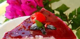 Τούρτα παγωτό με δύο διαφορετικές γεύσεις: φρούτα του δάσους και Semifreddo Τούρτα παγωτό με δύο διαφορετικές γεύσεις: φρούτα του δάσους και Semifreddo