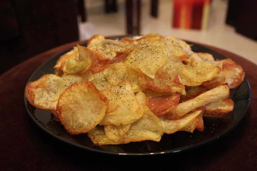 tsipsPatatakia Σπιτικά πατατάκια με τριμμένο κασέρι