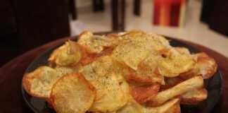 Σπιτικά πατατάκια με τριμμένο κασέρι