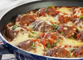 Κεφτεδάκια με σάλτσα ντομάτας στο φούρνο, πασπαλισμένα με λιωμένο τυρί και φρέσκο μαϊντανό, μέσα σε πυρίμαχο σκεύος