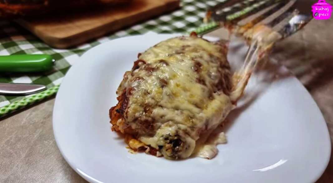 Τηγανητό κοτόπουλο σε σάλτσα ντομάτας με τυρί