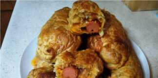 Χρυσαφένιες, φρεσκοψημένες λουκανικόπιτες σε ταψί με αντικολλητικό χαρτί