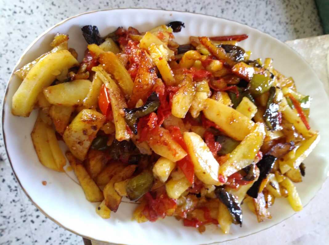 Πιάτο με ζεστές Τηγανιτές Πατάτες με Λαχανικά και κρεμμύδι.